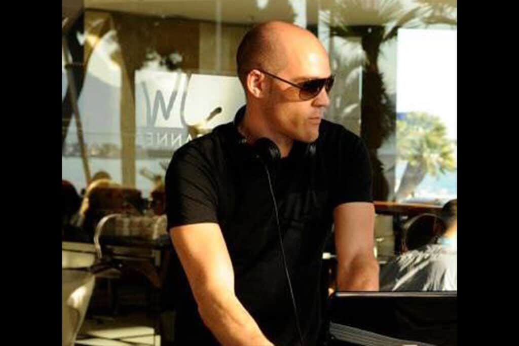 DJ1